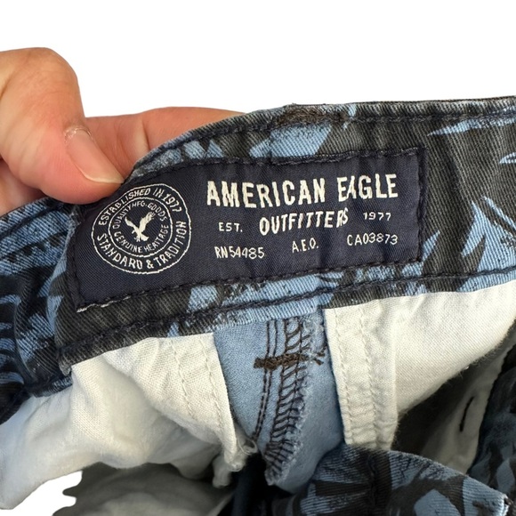 American Eagle Longboard Shorts in Tropical Hawaiian Print Blue & Black Size:31 - Picture 3 of 10